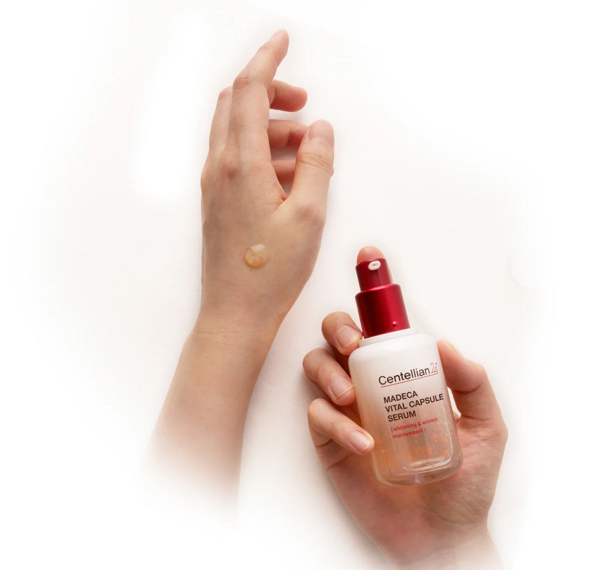 Aplicação do Centellian24 Madeca Vital Capsule Serum 50 ml no dorso da mão