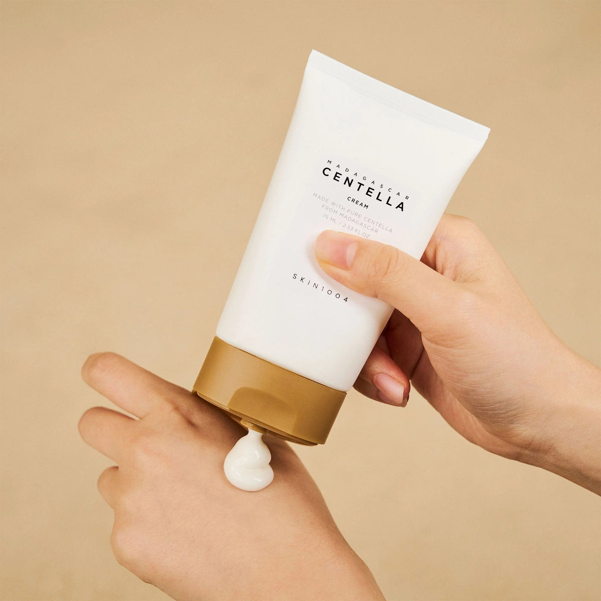 Aplicação do SKIN1004 Madagascar Centella Cream 75 ml