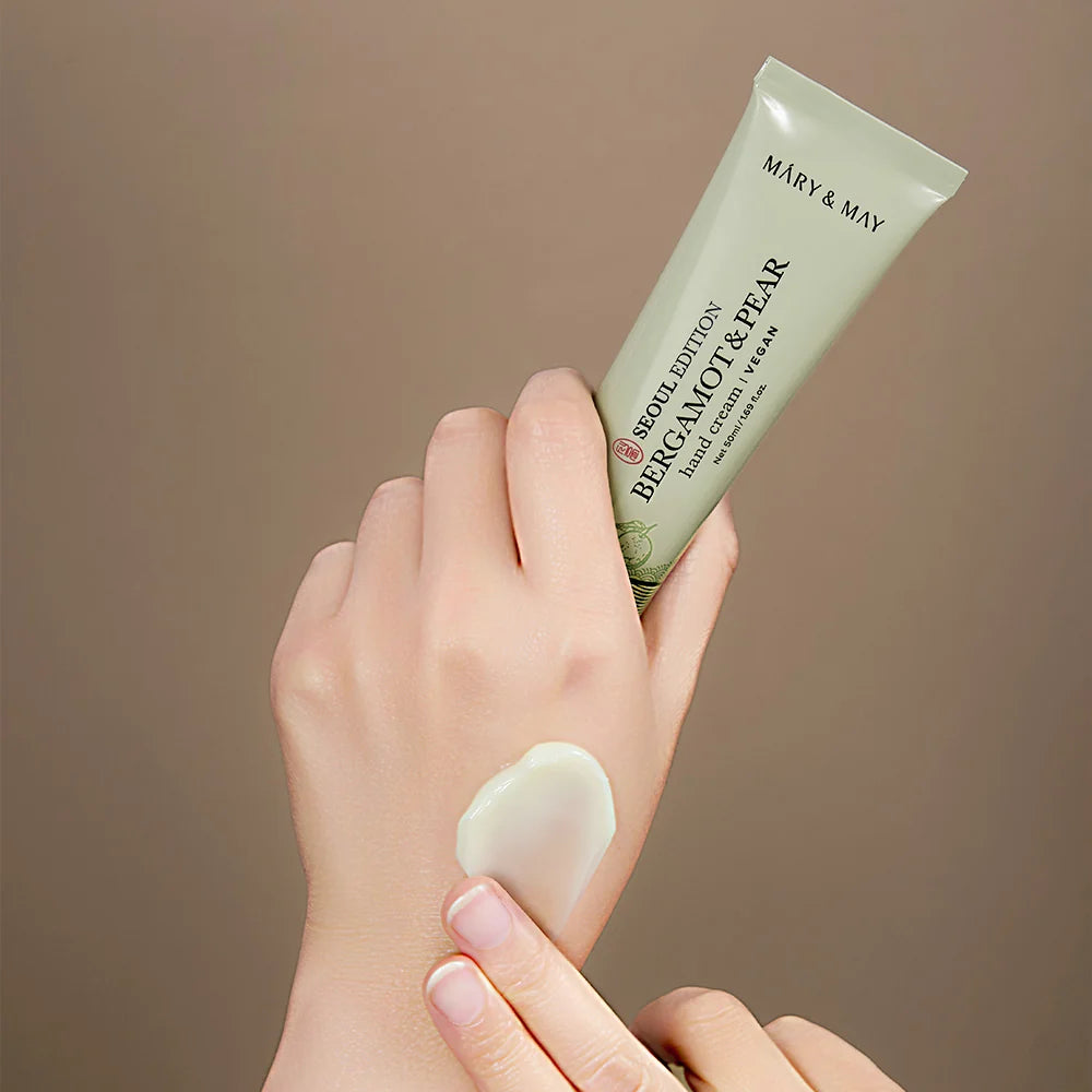 Mary&May Bergamot & Pear Hand Cream 50 ml — aplicação nas mãos