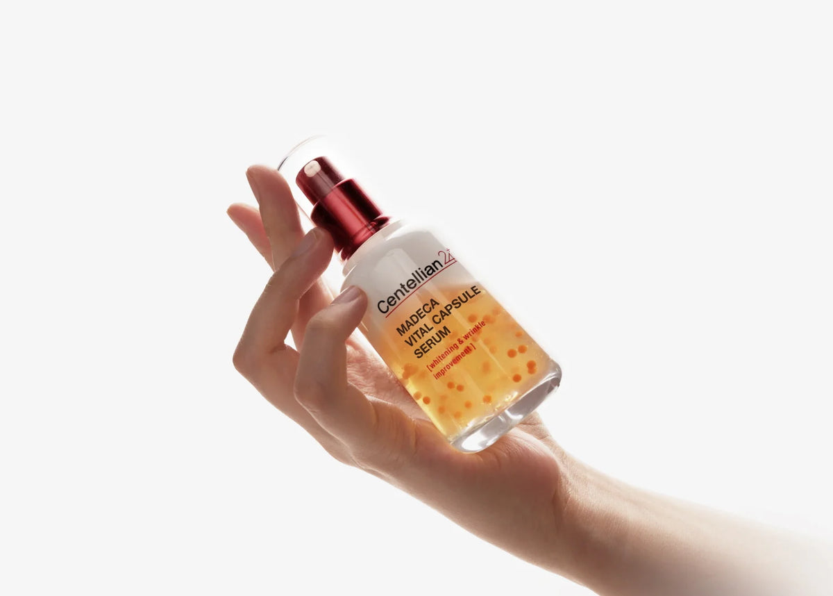 Frasco do Centellian24 Madeca Vital Capsule Serum 50 ml segurado na mão