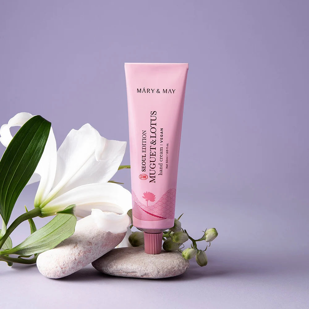 Mary&May Muguet & Lotus Hand Cream 50 ml com flores brancas em cenário lilás