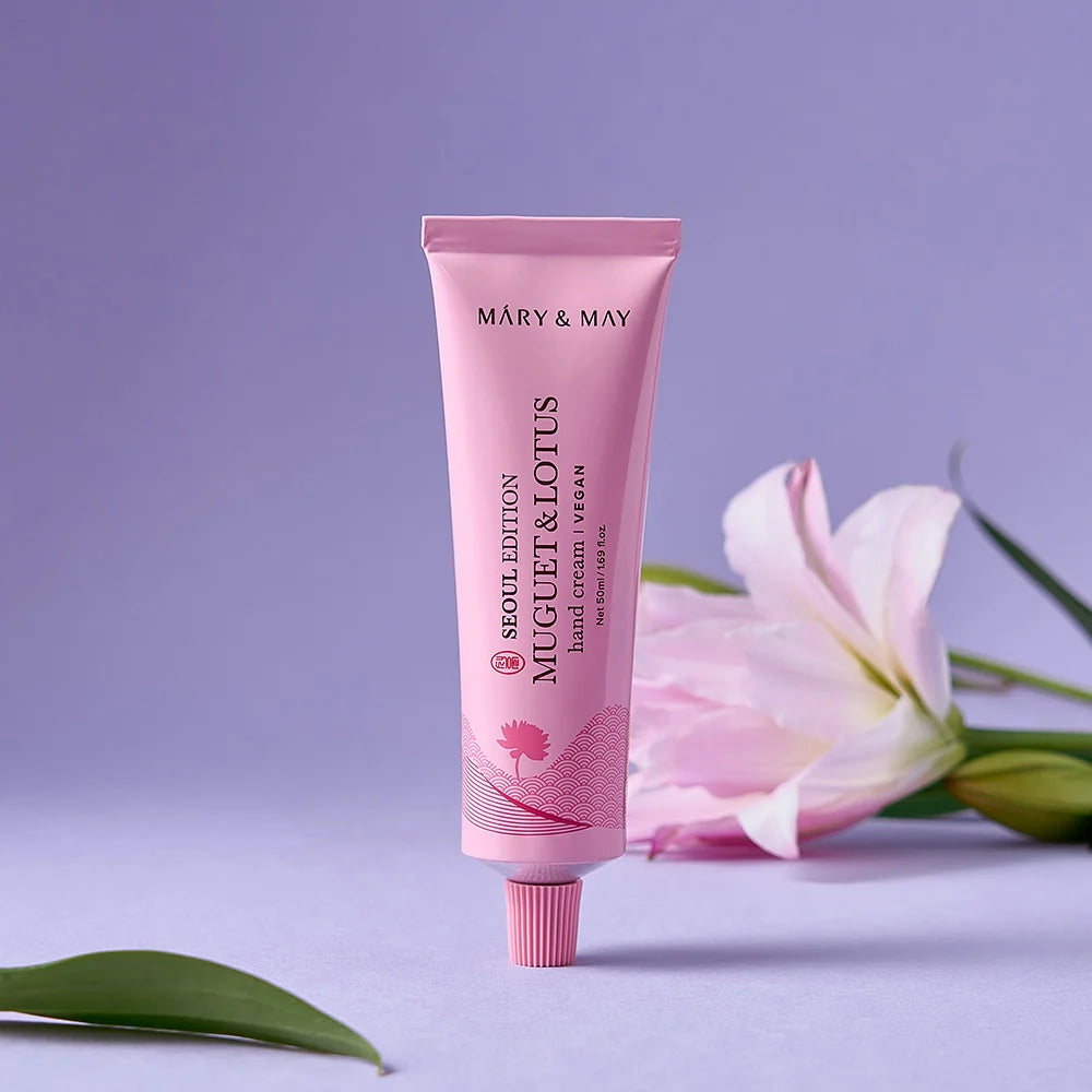 Mary&May Muguet & Lotus Hand Cream 50 ml em pé com flor ao fundo